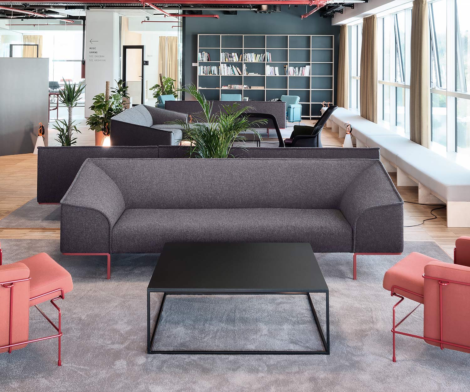 Modernes Prostoria Designer Sofa Seam in Dunkelgrau im Warteraum Modernes Prostoria Designer Sofa Seam in Dunkelgrau im Warteraum