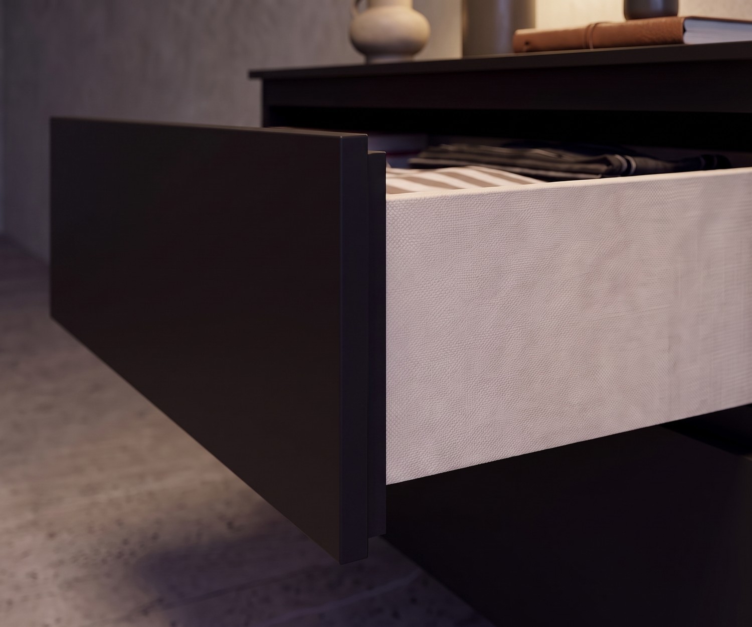 Novamobili Hängekommode Easy mit geöffneter Schublade Novamobili Hängekommode Easy geöffnet im Schlafzimmer, schwarze Schublade mit beigem Textildekor innen im modernen Stil.
