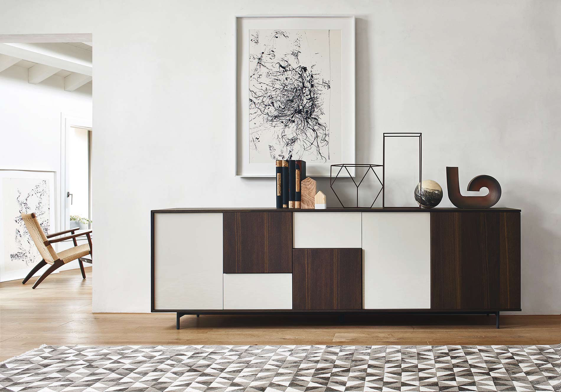 Buffet à façade imbriquée en bois et laque