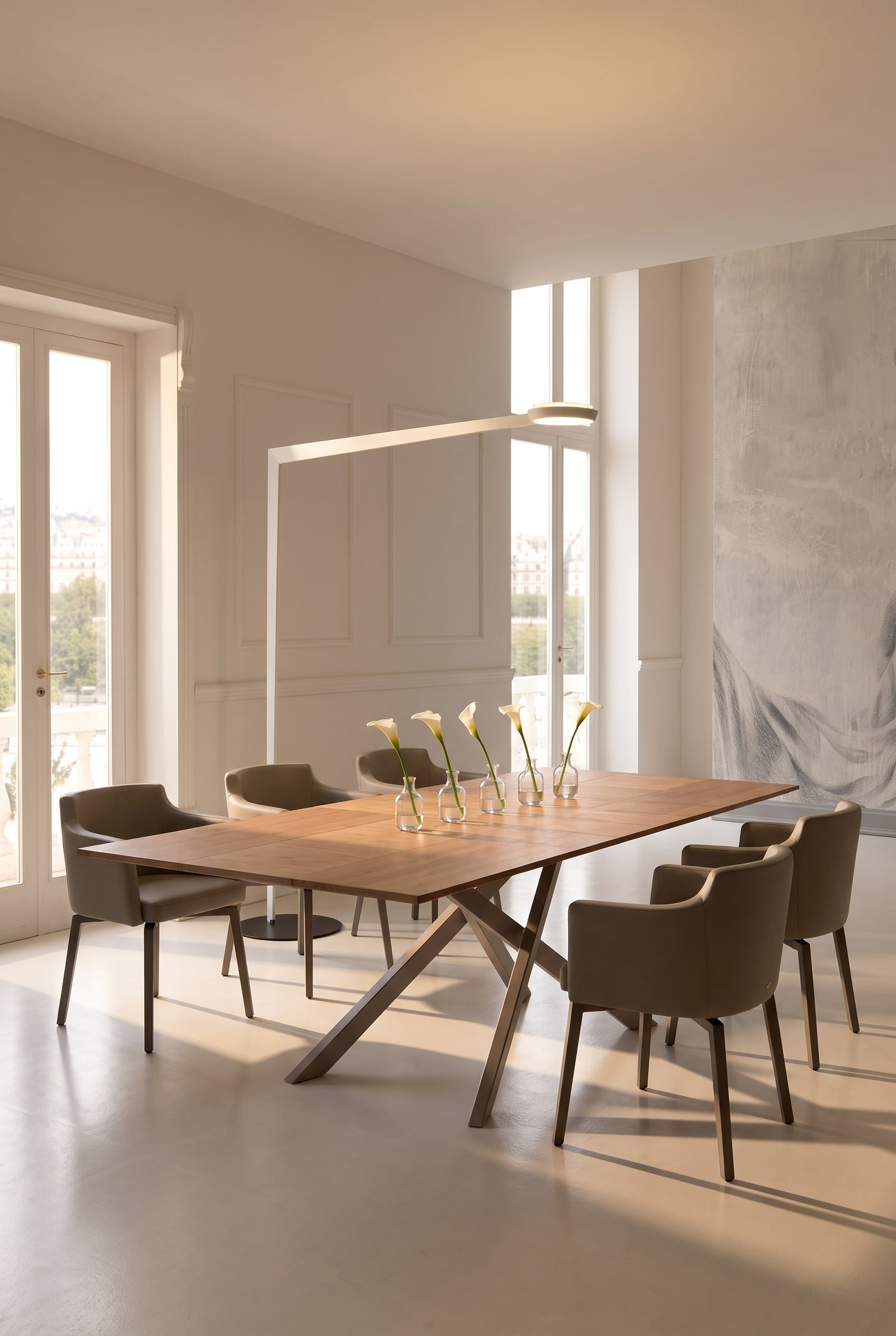 Gro&szlig;z&uuml;giges Esszimmer mit langem Holzesstisch, aufgereihten kleinen Glasvasen und taupefarbenen Ledersesseln