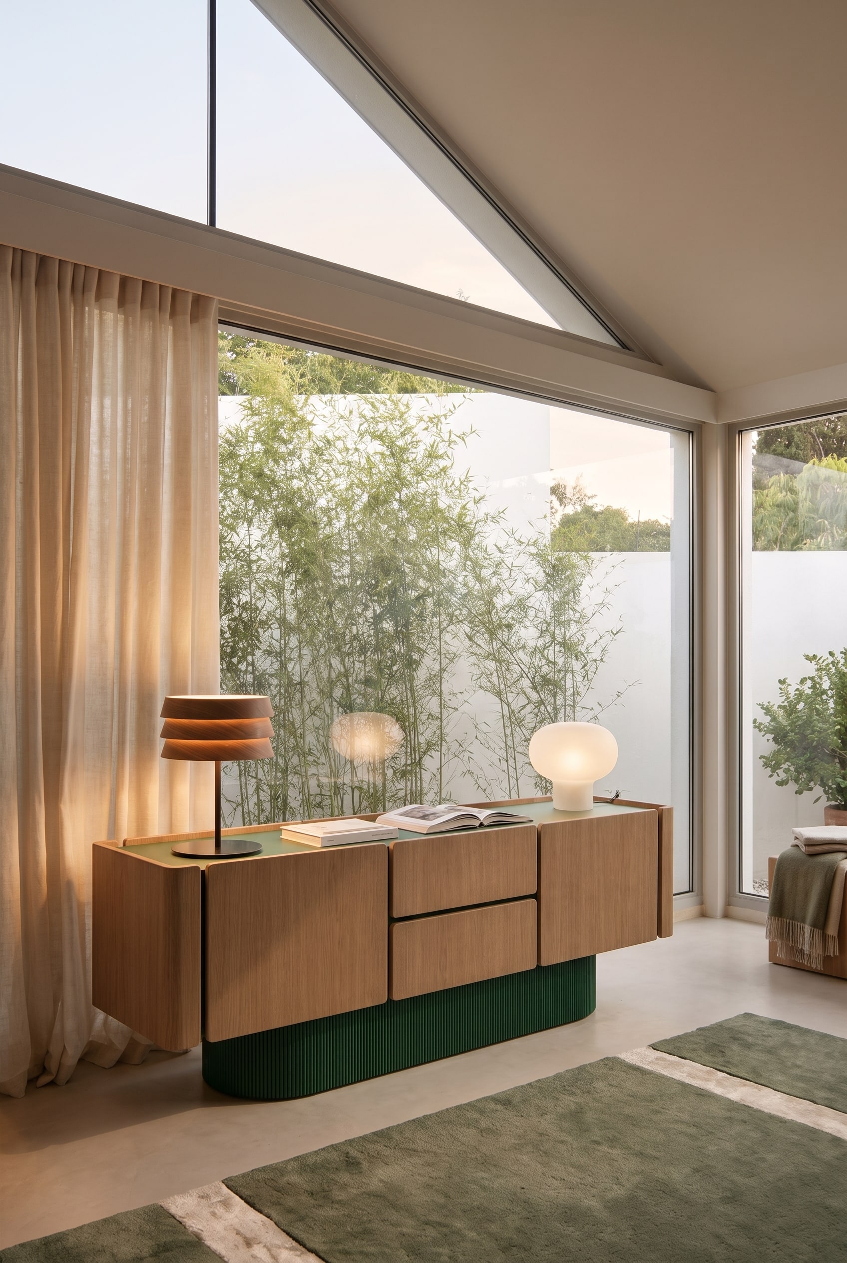 Buffet en bois avec façade ondulée et organique comme fort contraste dans une pièce mansardée anguleuse