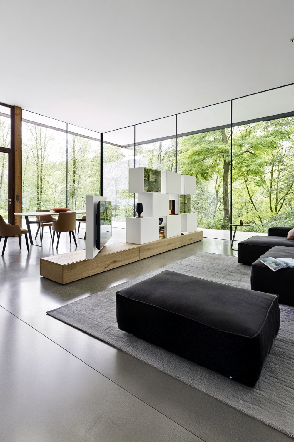 wohnkombination-mit-drehbarem-tv-paneel-als-raumteiler