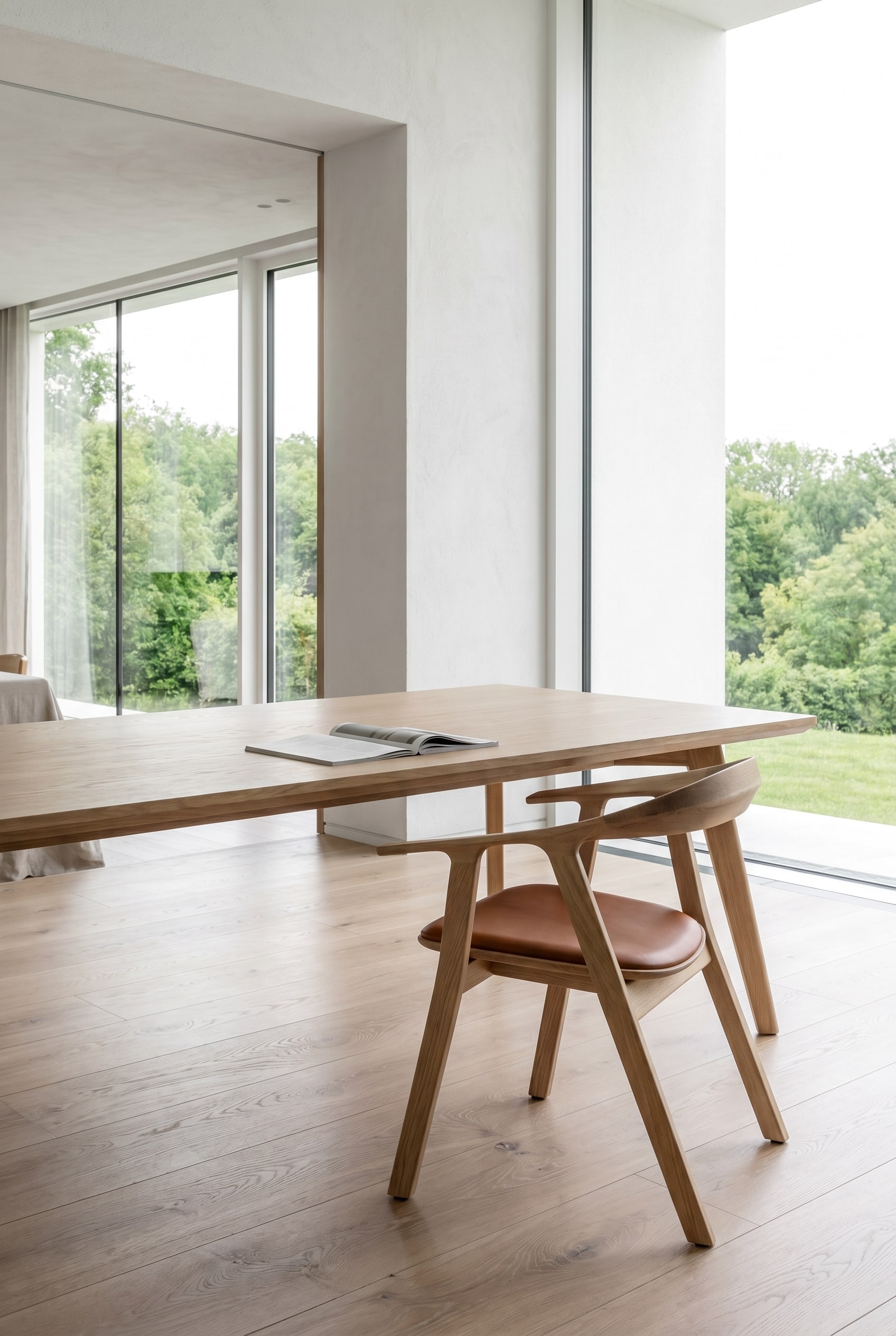 Modernes Esszimmer mit Holzesstisch und Prostoria Rhomb Holzstühlen in Eiche mit braunem Lederpolster im hellen Tageslicht