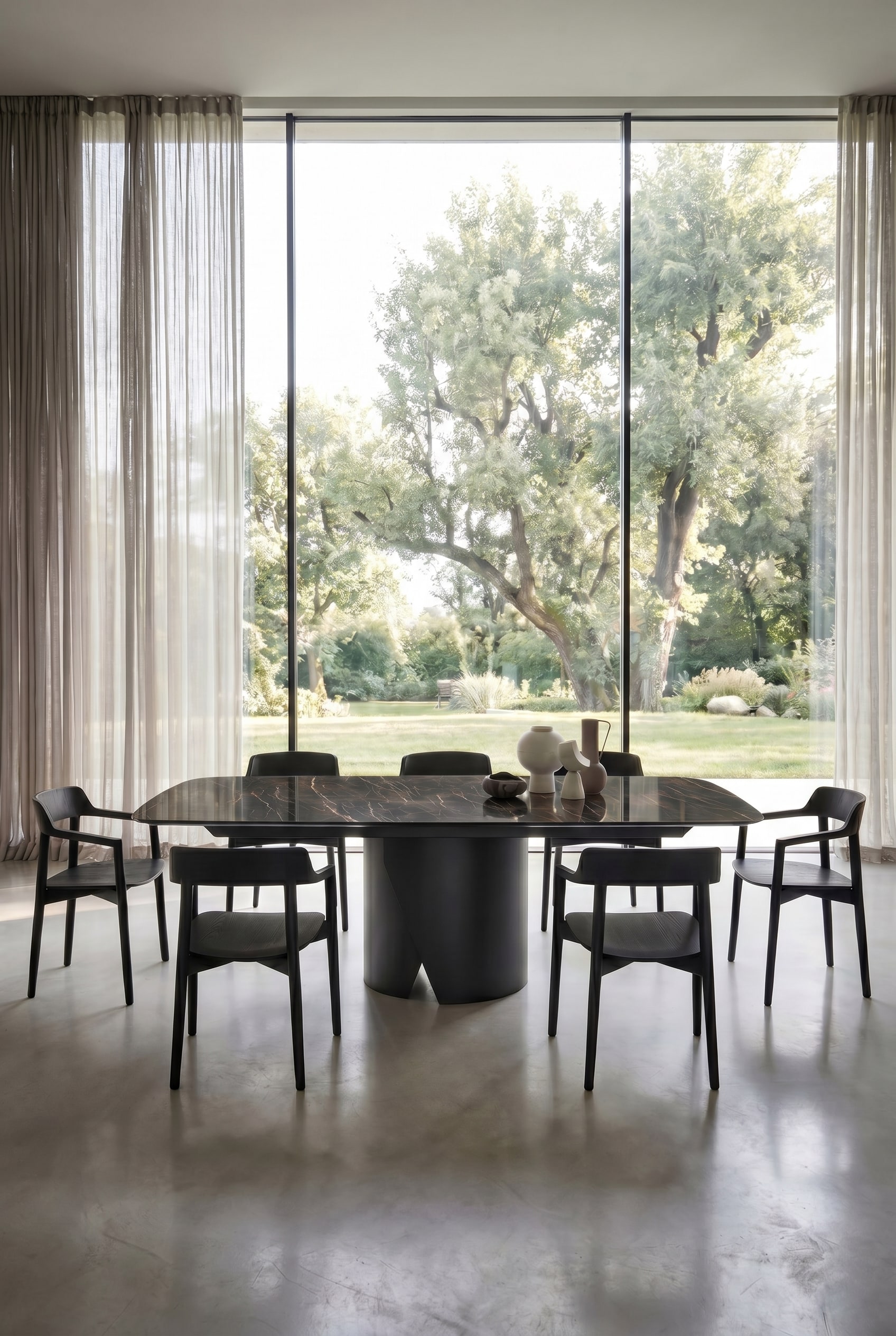 Table &agrave; manger en c&eacute;ramique Livitalia Plug dans une salle &agrave; manger moderne avec un plateau de table brillant