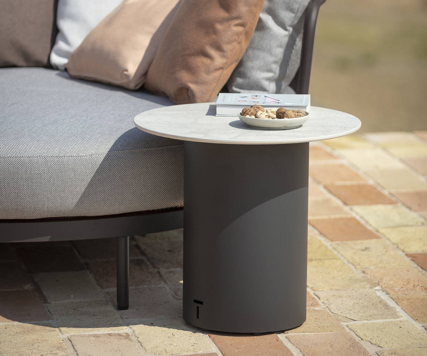 Runder Branta Outdoor Tisch auf Terrasse mit Durchmesser 70 und 100 cm Runder Branta Outdoor Tisch auf Terrasse mit Durchmesser 70 und 100 cm