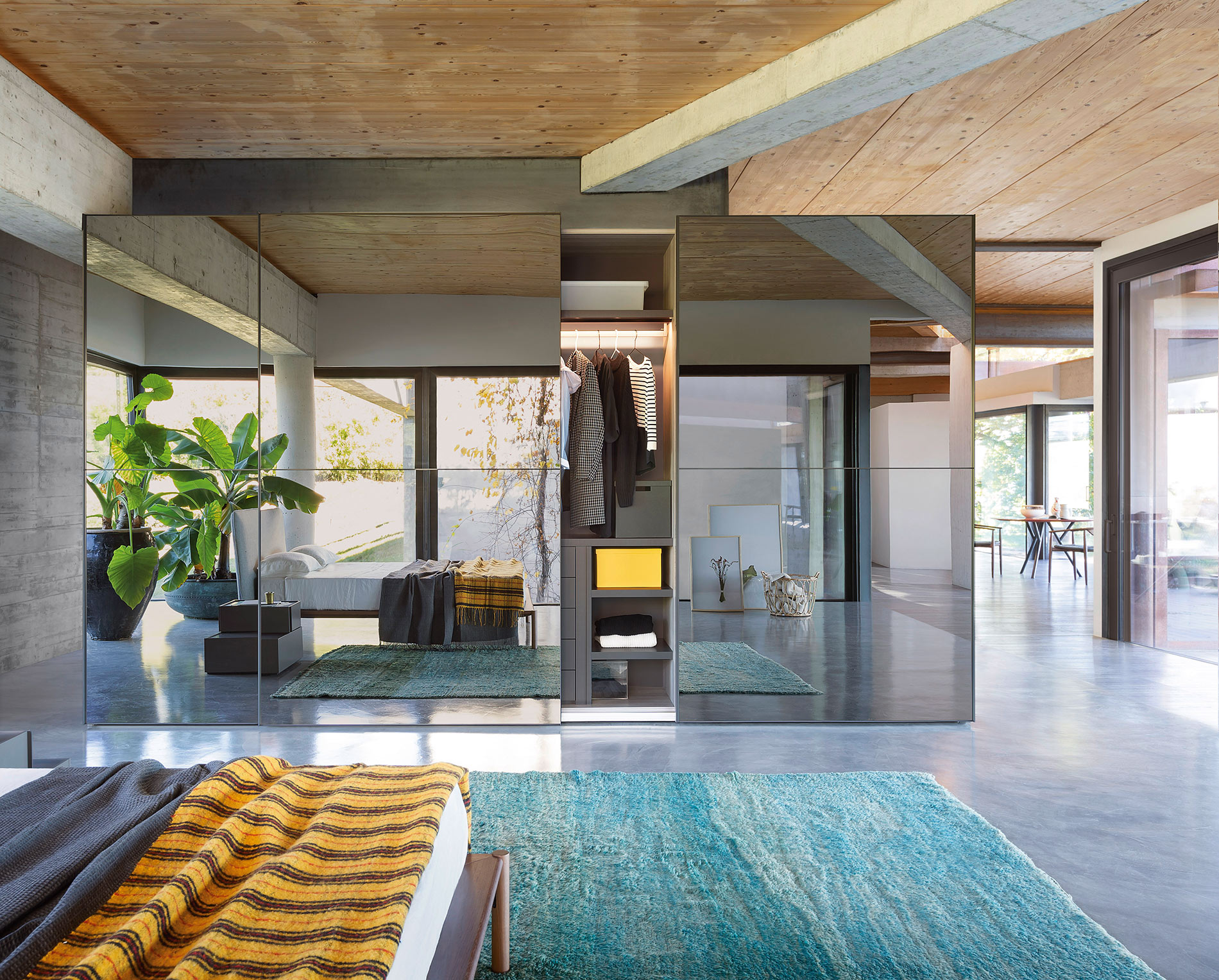 Exklusives Design Schlafzimmer mit großzügigem Kleiderschrank und Bett Exklusives Design Schlafzimmer mit großzügigem Kleiderschrank und Bett