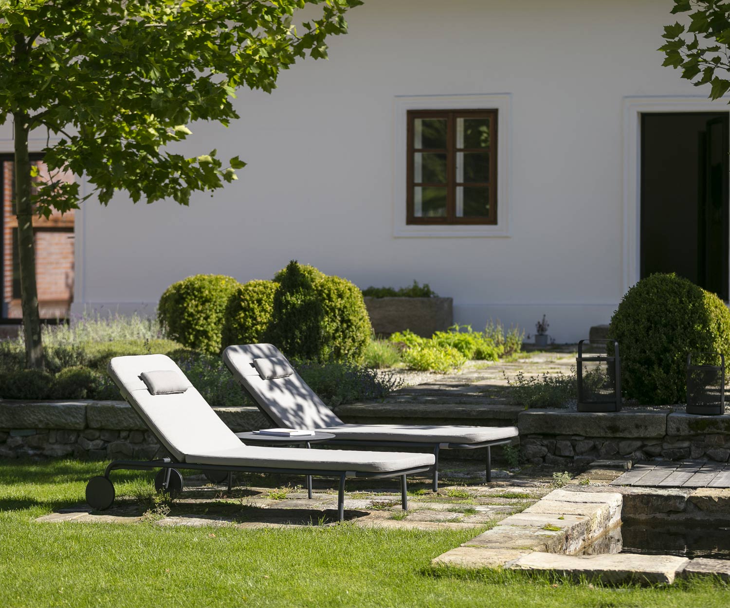 Deux Todus Starling Designer Bains de soleil relax avec coussin optionnel dans le jardin