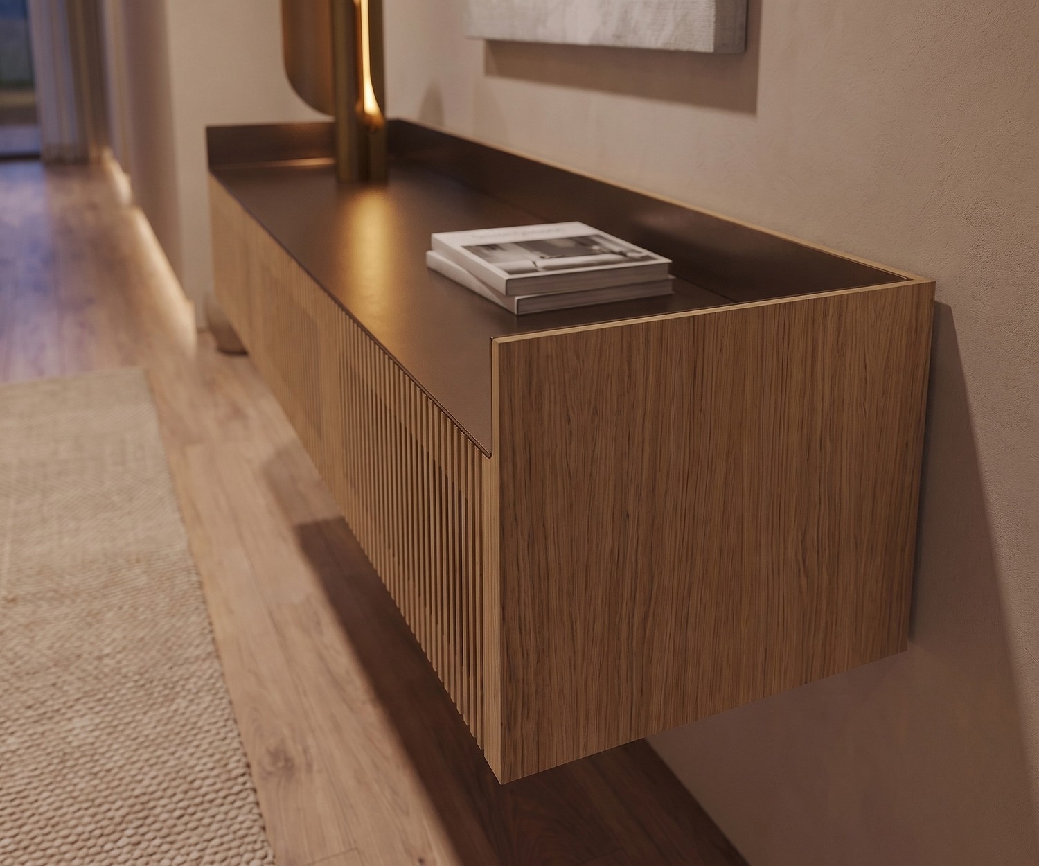 Punt Stockholm Slim Wand TV Sideboard in Holz mit Bronze-Top Hängendes Wand TV Sideboard Punt Stockholm Slim aus Holz mit Bronze-Metallabdeckung im modernen Flur.