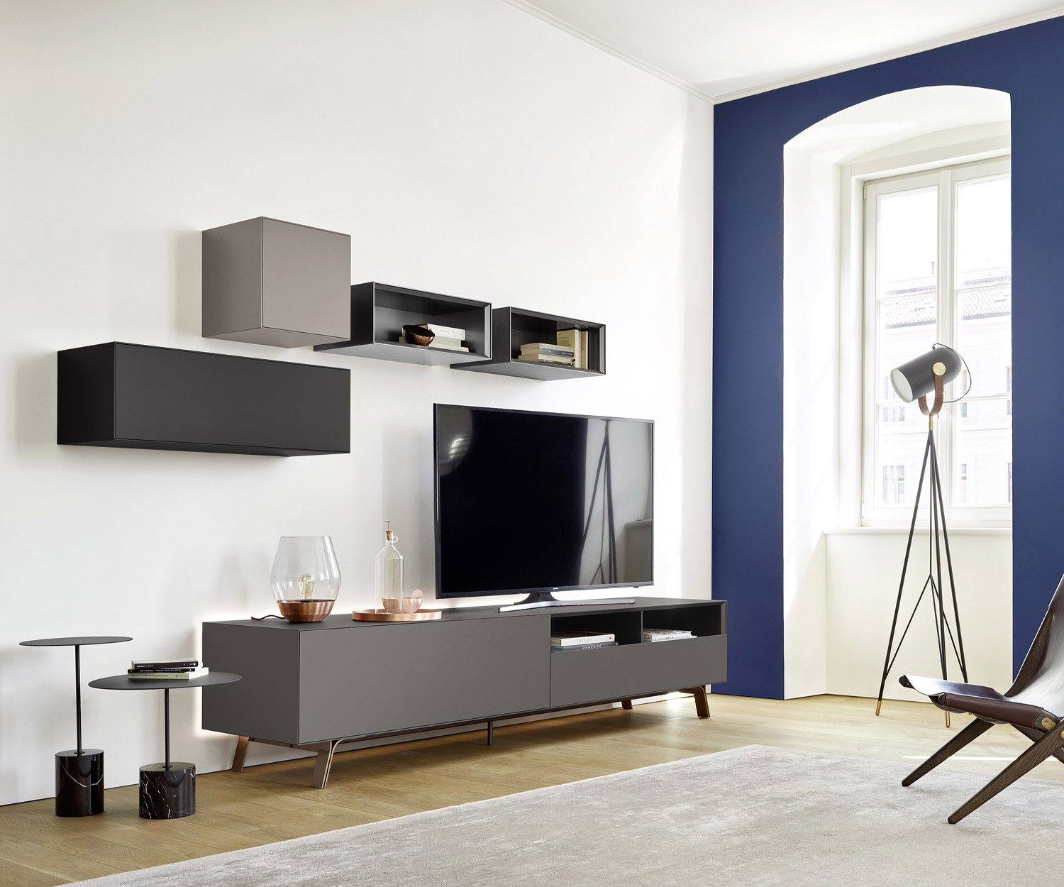 Moderne Livitalia Armoire suspendue design dans le salon au-dessus de Design Lowboard avec TV Salon