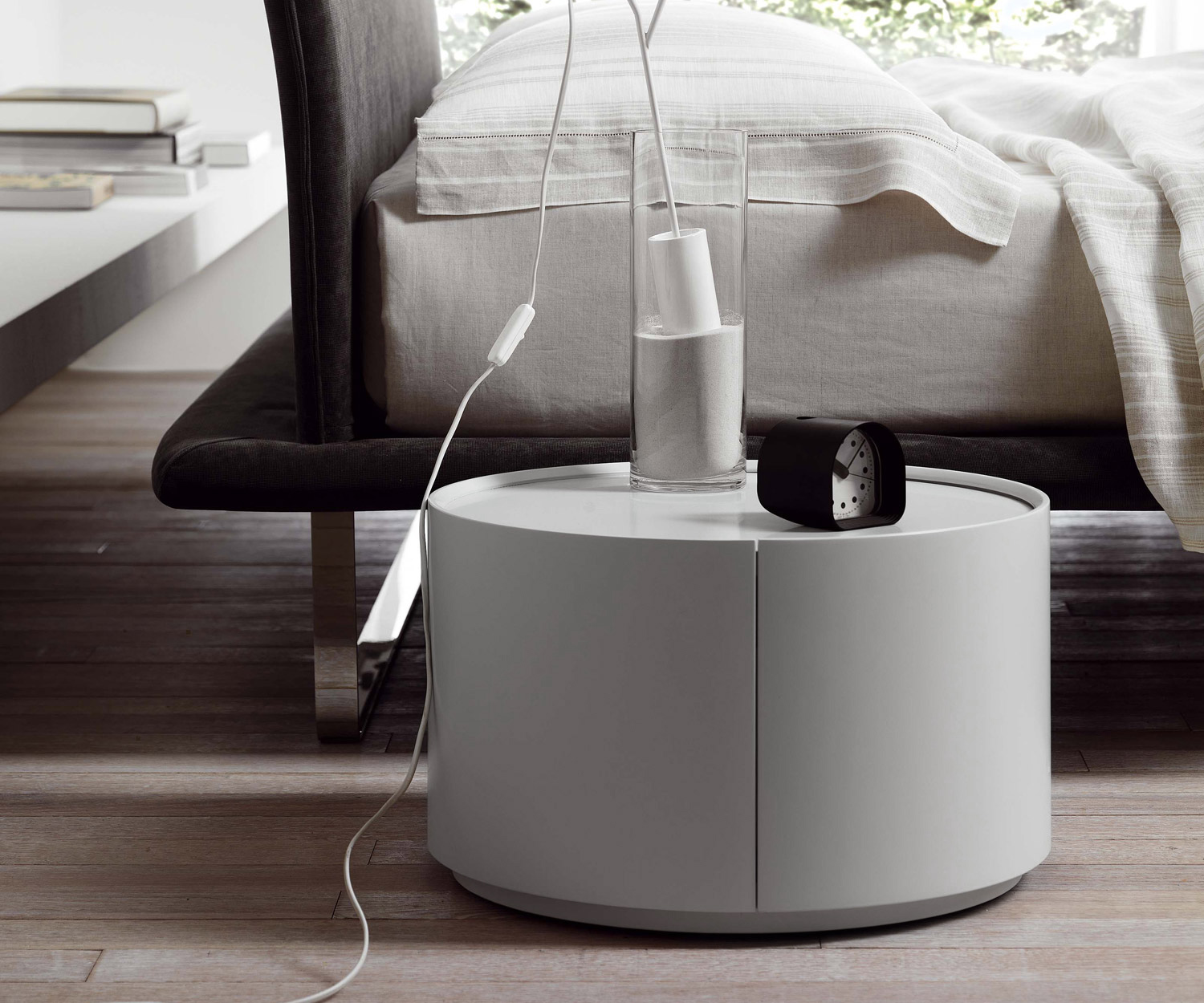 Table d'appoint moderne Novamobili Design comme table de chevet dans la chambre à coucher