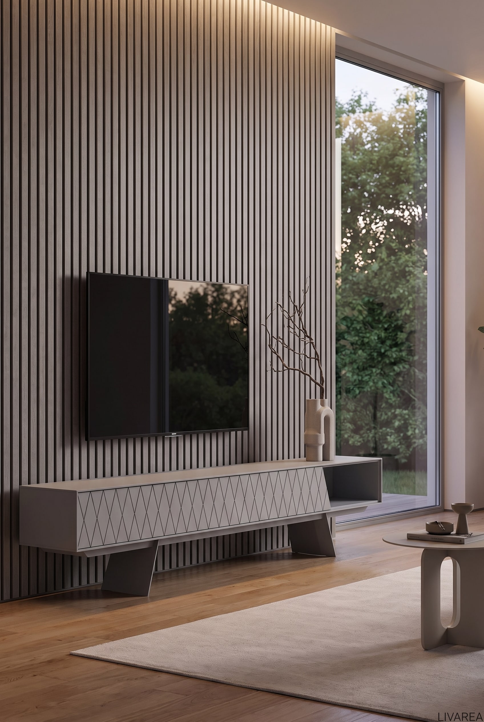 Modernes Wohnzimmer mit großer Fensterfront, an dessen TV-Wand ein Bildschirm asymmetrisch über dem al2 e-klipse 008 Lowboard platziert ist, flankiert von einer hohen Pflanze.