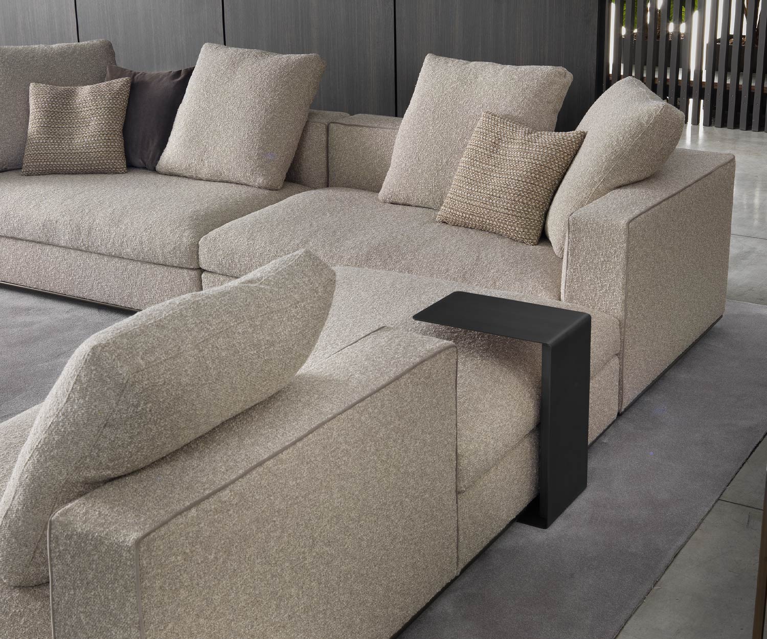 Schwarzer Mini Beistelltisch von Marelli hinter der Couch eingeschoben Schwarzer Mini Beistelltisch von Marelli hinter der Couch eingeschoben