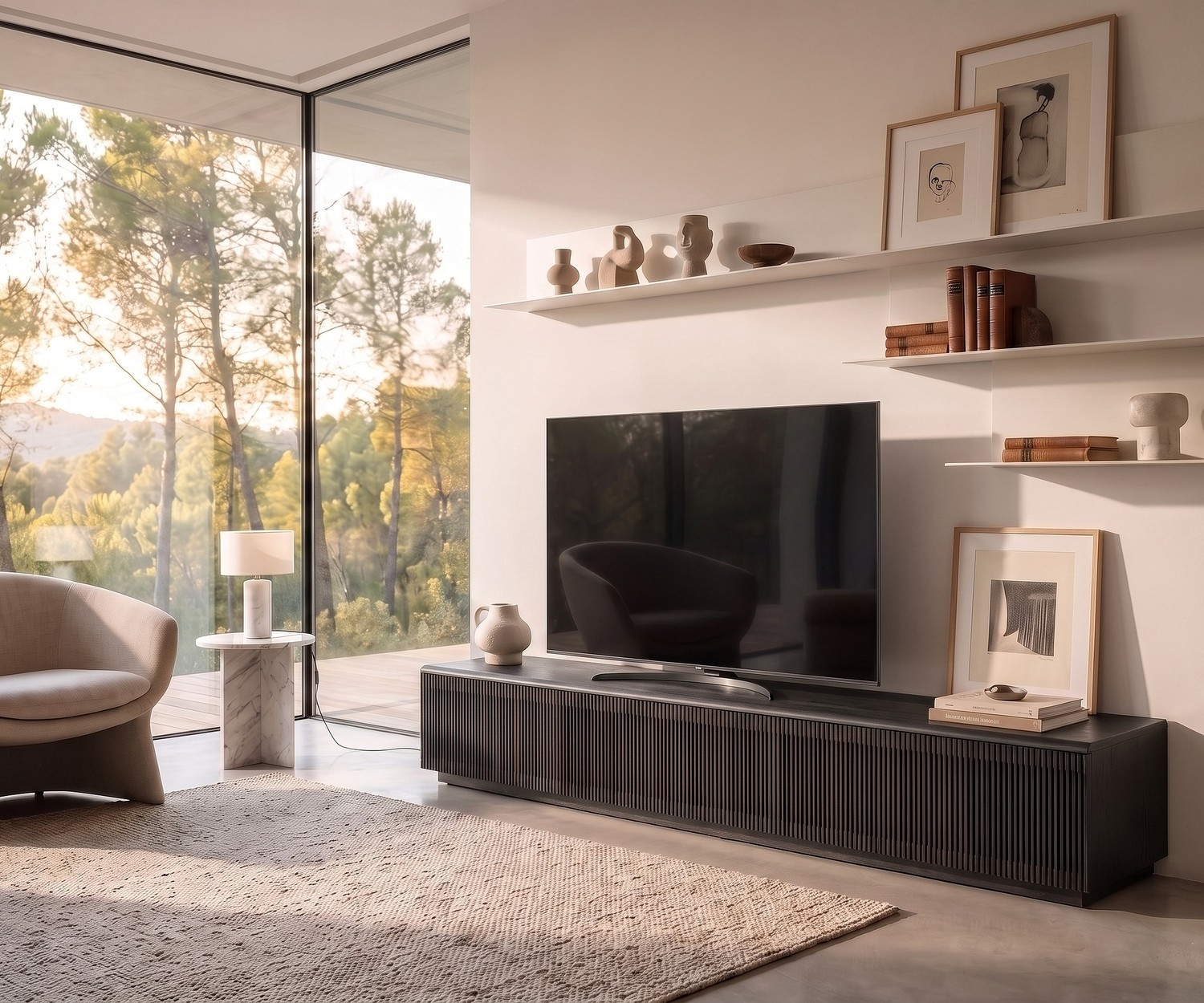Meuble TV bas Punt Malmö à tasseaux Meuble TV bas Punt Malmö en bois sombre à tasseaux verticaux pour salon moderne, rangement multimédia élégant.