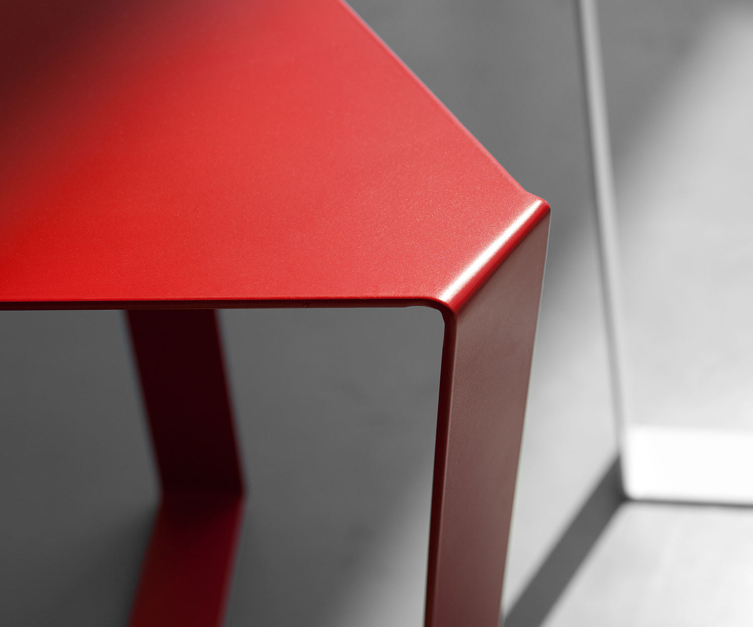 MEME DESIGN Finity table d'appoint en détail le bord avec peinture RAL rouge