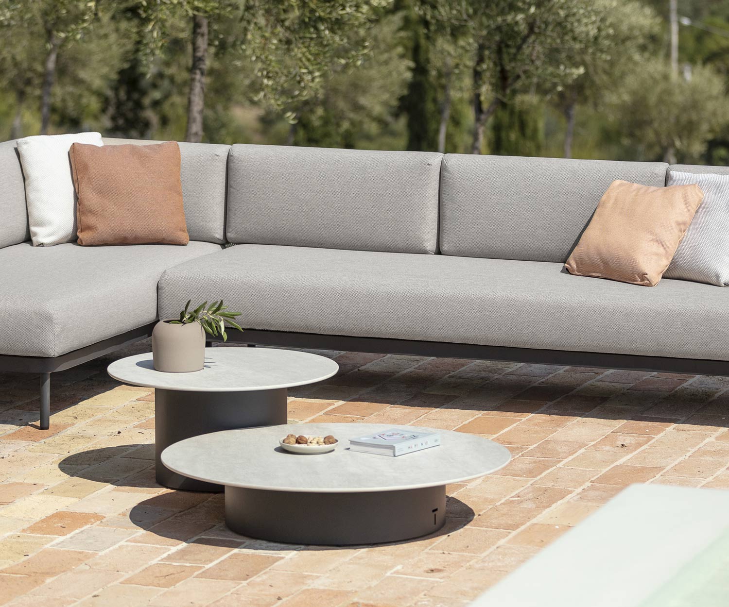 Todus Branta Sofa Table design avec plateau en céramique et piètement en acier inoxydable