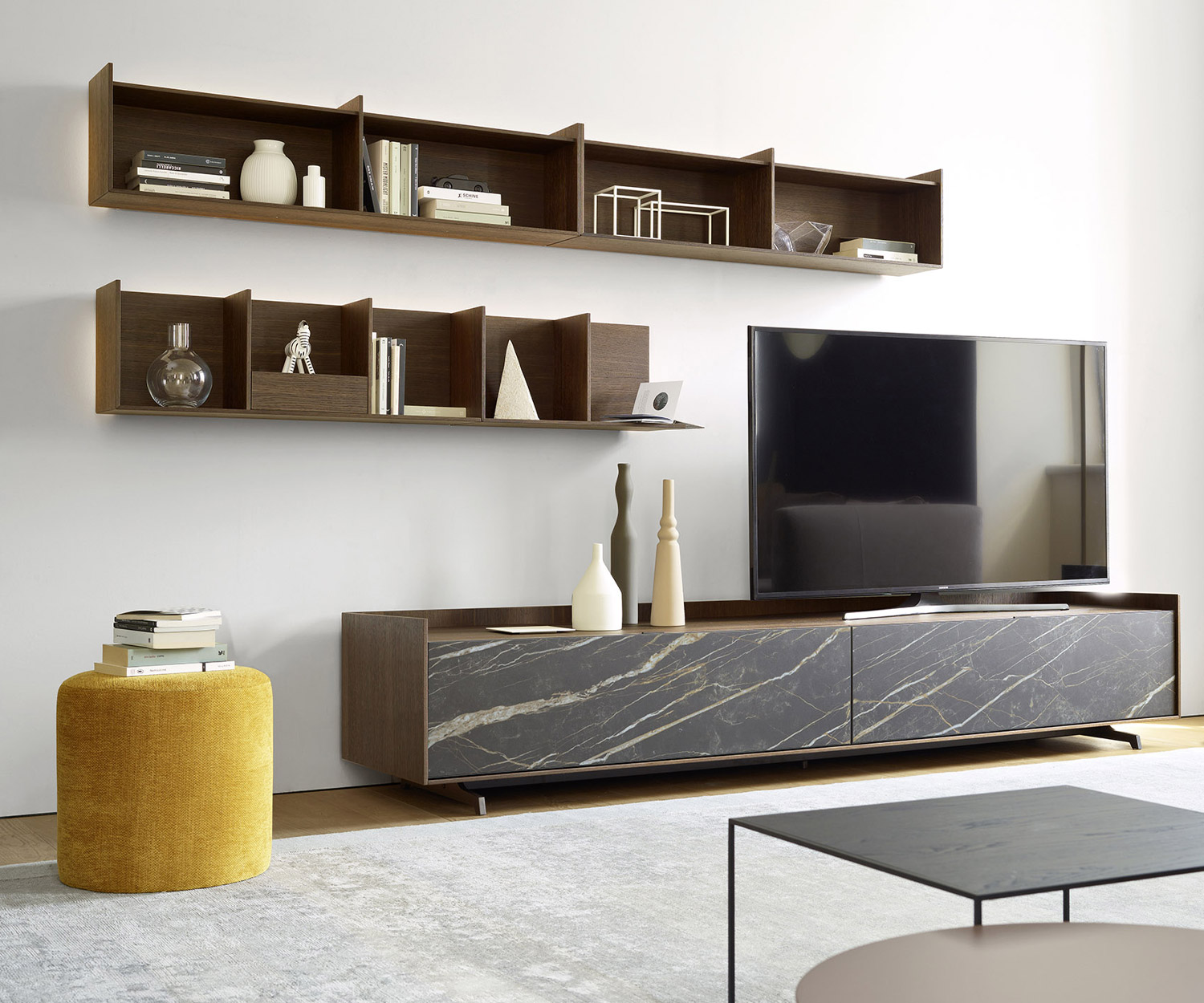 Exklusives Livitalia Design Holz Wandregal über bodenstehendem Design Lowboard im Wohnzimmer Exklusives Livitalia Design Holz Wandregal über bodenstehendem Design Lowboard im Wohnzimmer