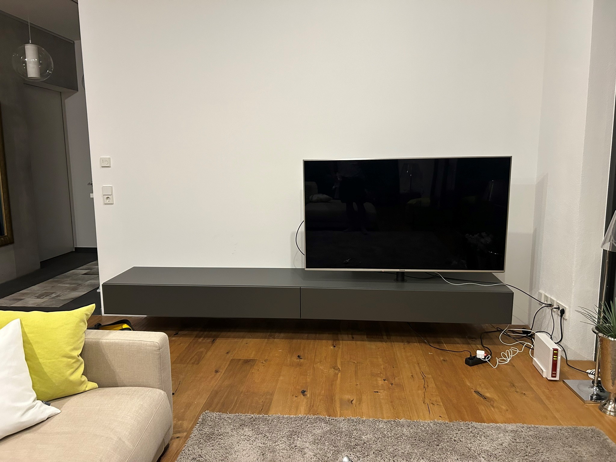 Livitalia Vesa Lowboard Konfigurator mit TV Halterung Wand Breite 300 24 54,6 rechts matt dunkelgrau Thomas Urbanowicz