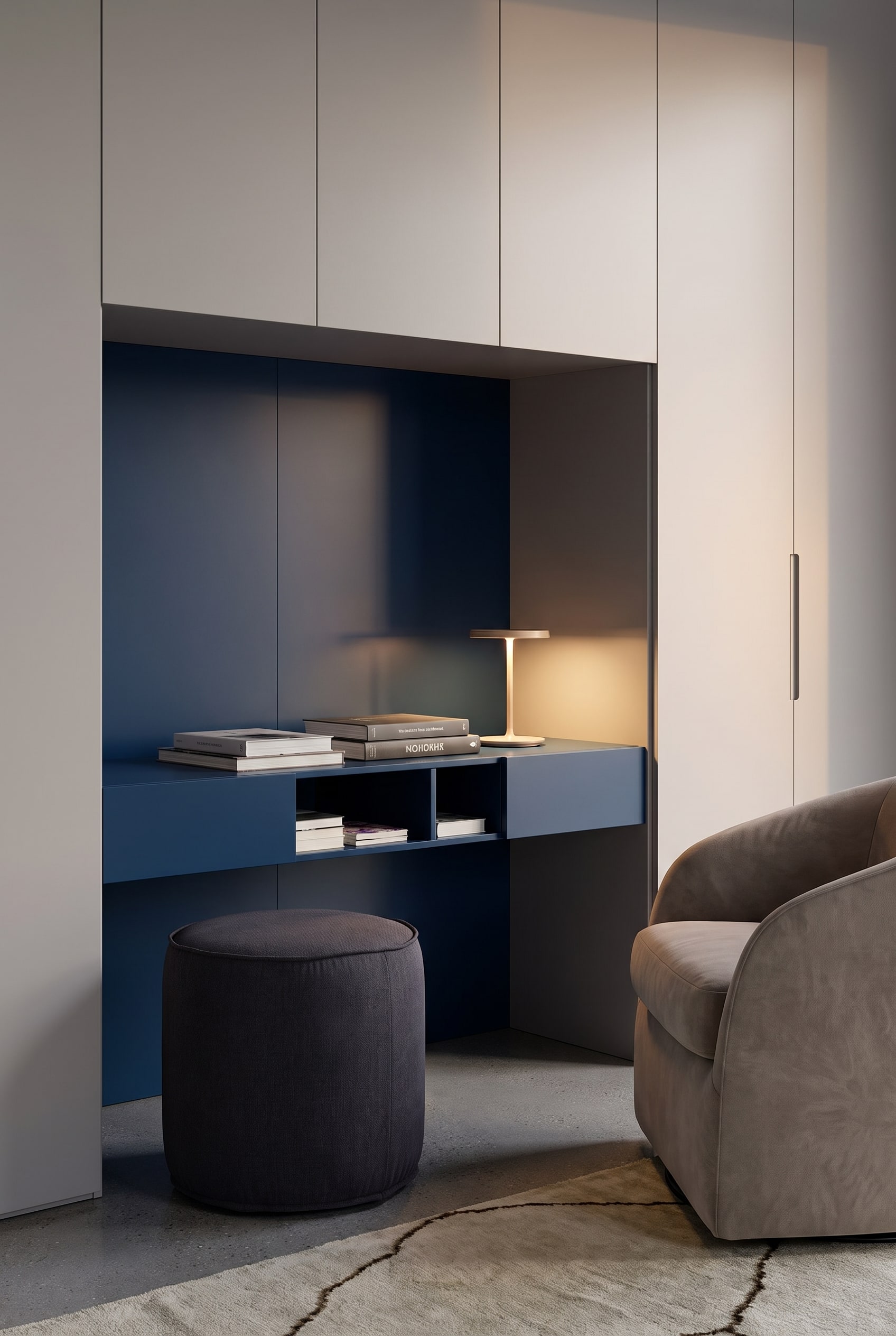 Une armoire encastr&eacute;e moderne, pleine hauteur, avec une niche de bureau &eacute;l&eacute;gamment int&eacute;gr&eacute;e et un &eacute;clairage LED invisible.