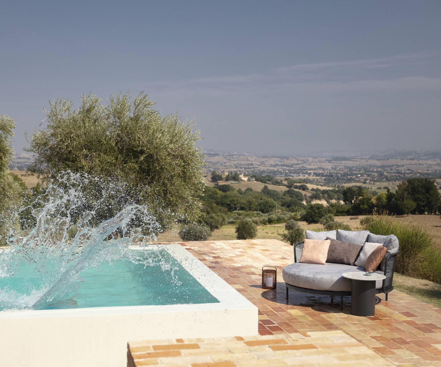 In der Sonne trocknendes Baza Round Daybed nach Pool Planscherei In der Sonne trocknendes Baza Round Daybed nach Pool Planscherei