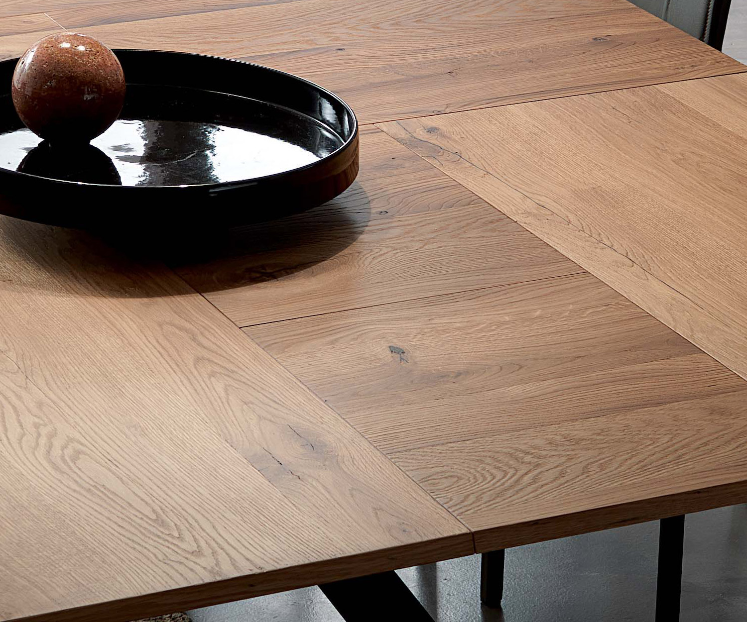 Détail du plateau de table en placage bois véritable éléments Ozzio 4x4