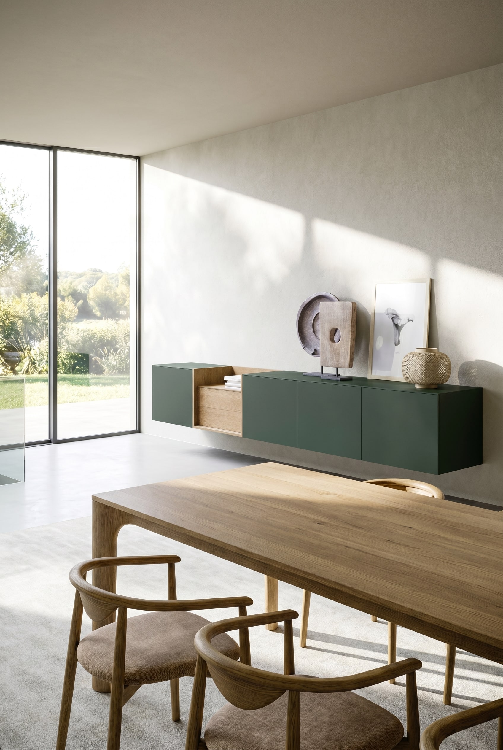 Salle &agrave; manger minimaliste avec grande table en bois et sideboard mural Novamobili Box 18 laqu&eacute; vert fonc&eacute;