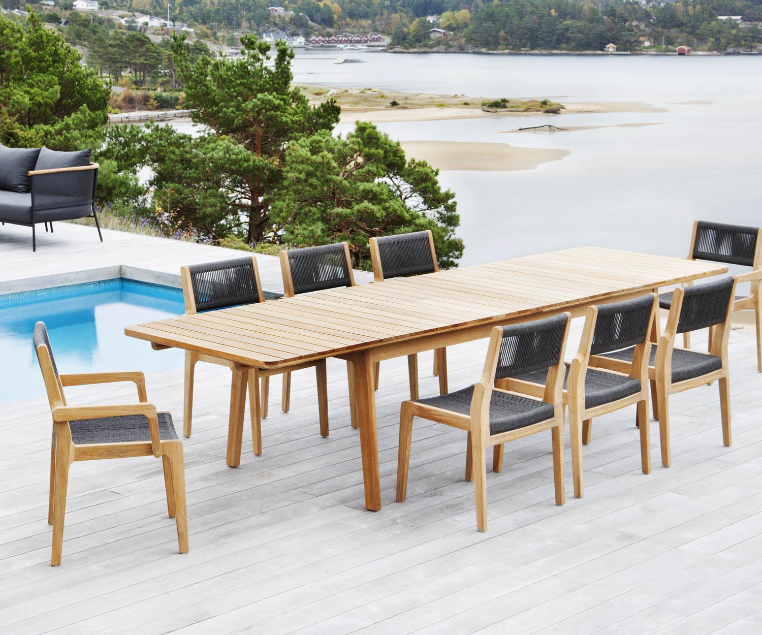 Oasiq Skagen Design Stuhl an einem Gartentisch am Pool