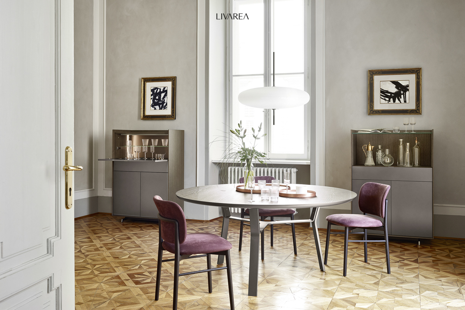 Salle à manger exclusive avec table ronde et chaises de salle à manger rembourrées Salle à manger exclusive avec table ronde et chaises de salle à manger rembourrées