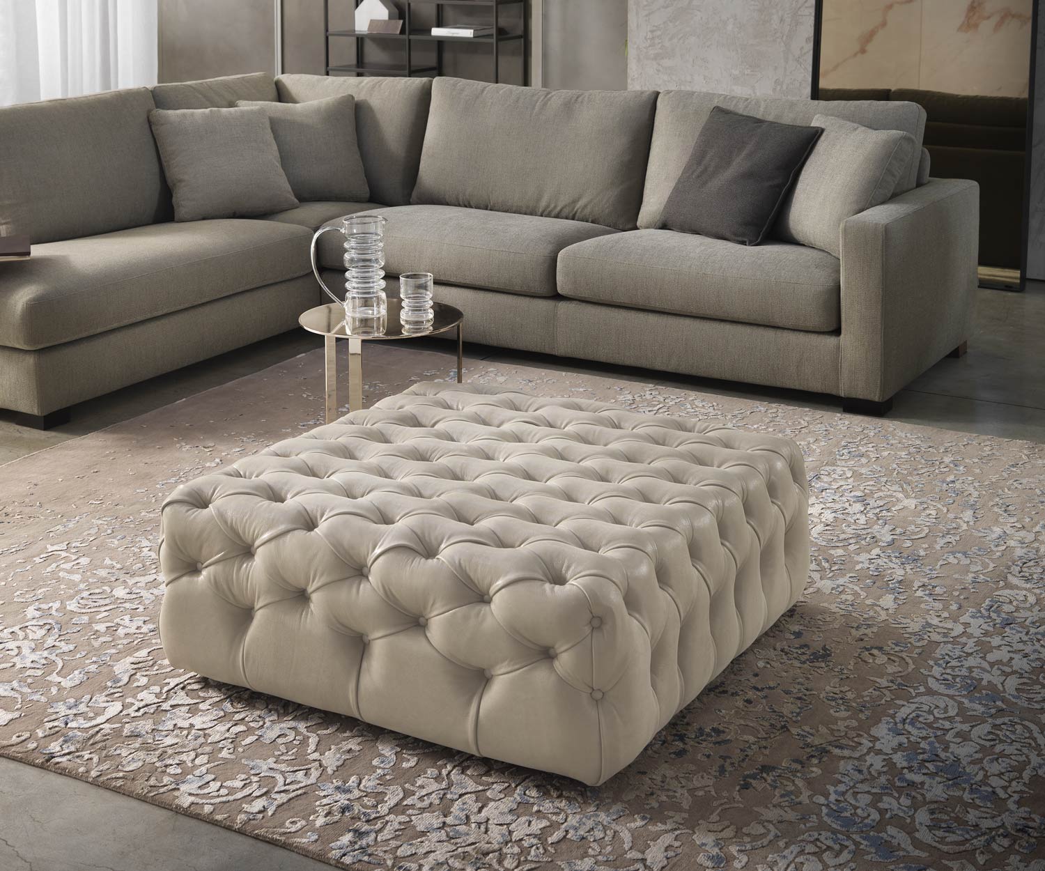 Exklusiver Marelli Design Hocker Matisse in Leder Creme Weiß mit Sofagruppe Exklusiver Marelli Design Hocker Matisse in Leder Creme Weiß mit Sofagruppe