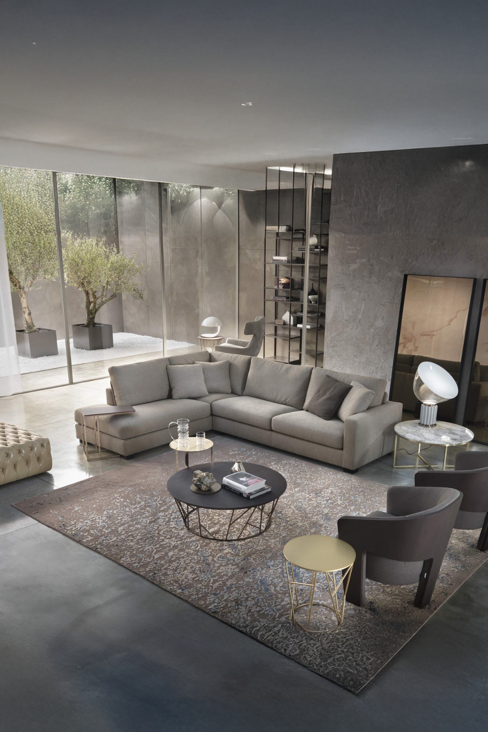 design-wohnzimmer-in-beige-und-grau-mit-sofa-hocker-couchtischen-und-wohnwand