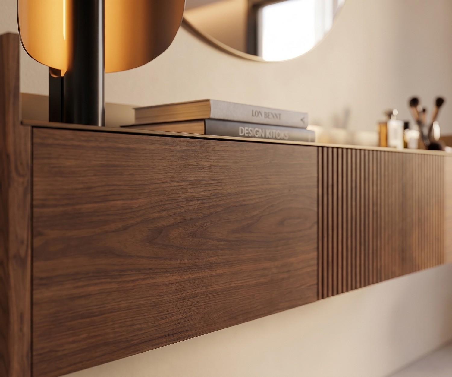Punt Stockholm Wand TV Sideboard aus Holz mit Lamellen Punt Stockholm Slim Wand TV Sideboard aus Nussbaum mit feinen Holzlamellen und Aluminium-Abdeckplatte im Wohnzimmer.