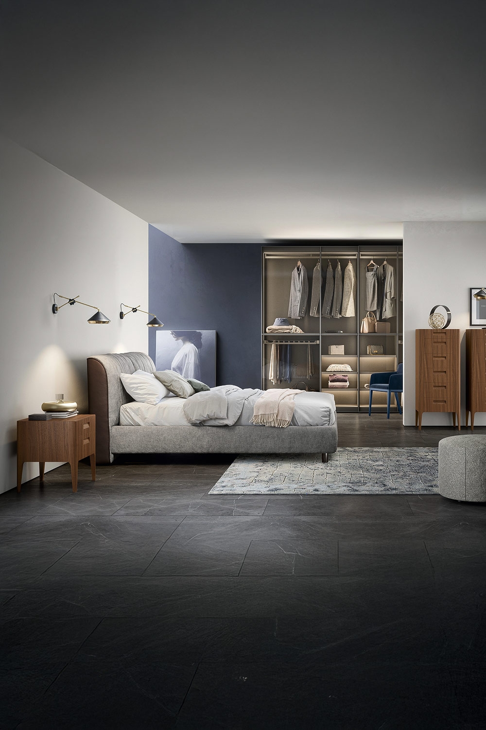 chambre-moderne-avec-lit-capitonné-en-tissu-commodes-en-bois-et-une-armoire-avec-portes-en-verre-transparent