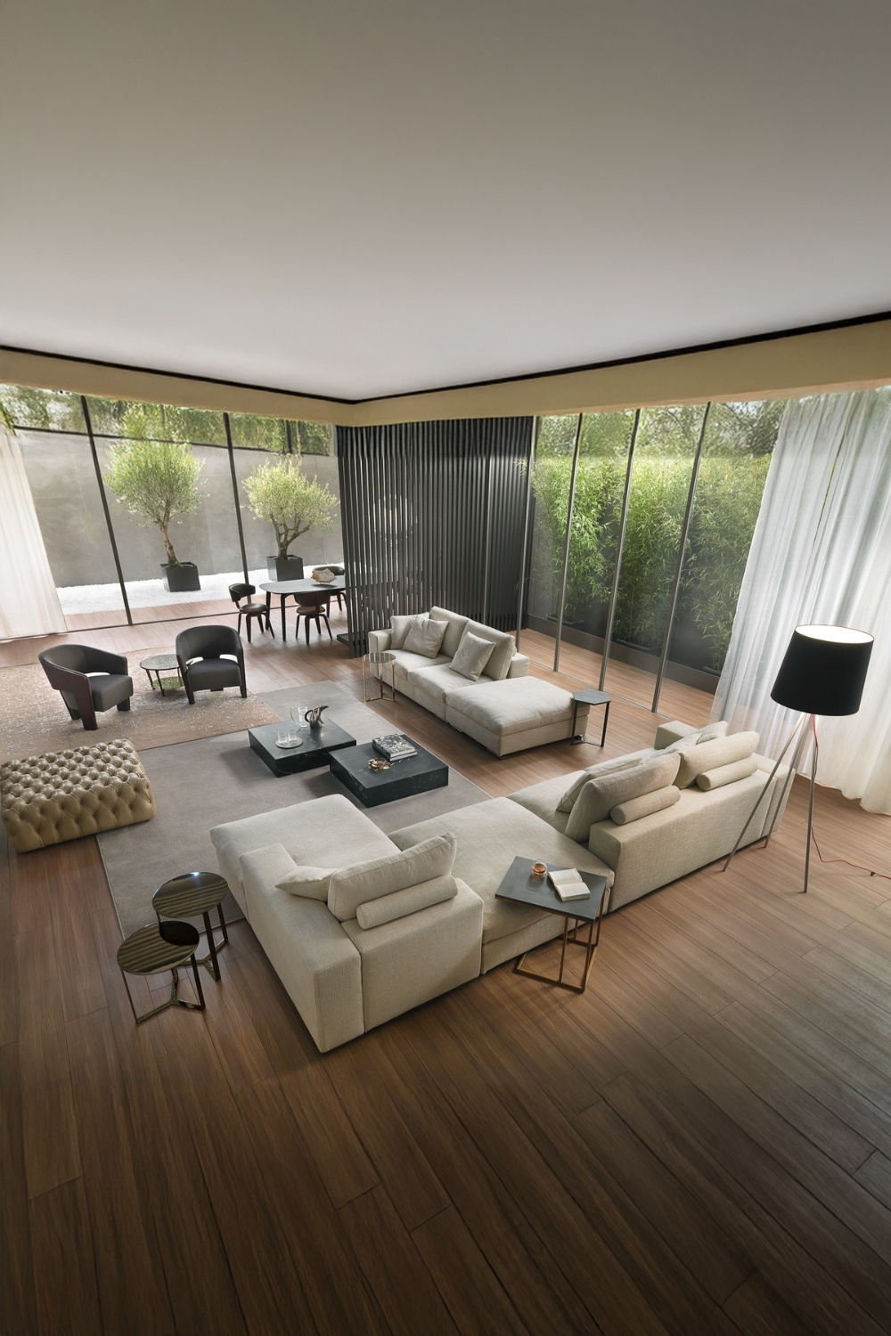 grosses-wohnzimmer-in-dem-schwarze-elemente-die-beige-einrichtung-auflockern