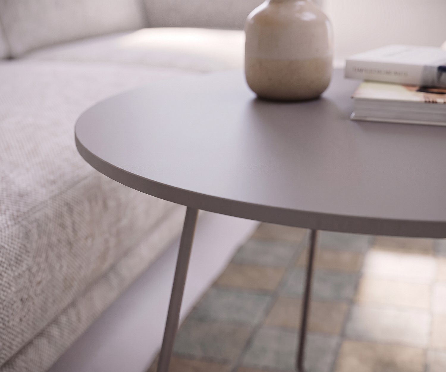 Novamobili Couchtisch Orbis in Grau Couchtisch Orbis von Novamobili als Beistelltisch im Wohnzimmer am Sofa, runde Tischplatte in Mattgrau mit Vase.