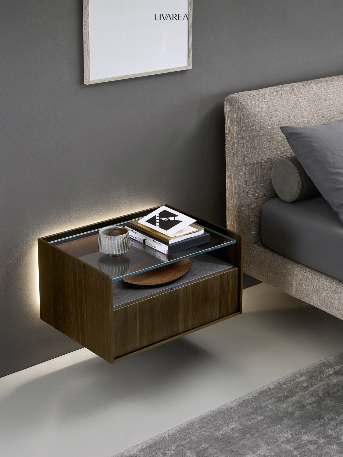 Table de nuit suspendue avec plateau en verre et tiroir Table de nuit suspendue avec plateau en verre et tiroir