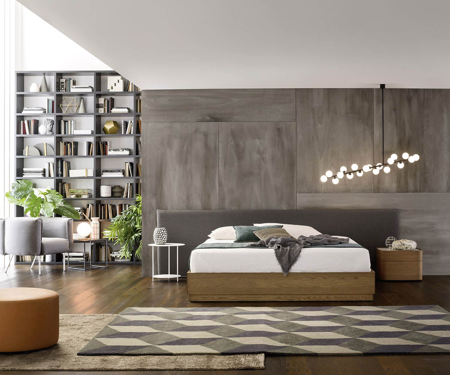 Table de chevet design moderne en chêne clair couleur miel dans la chambre à coucher