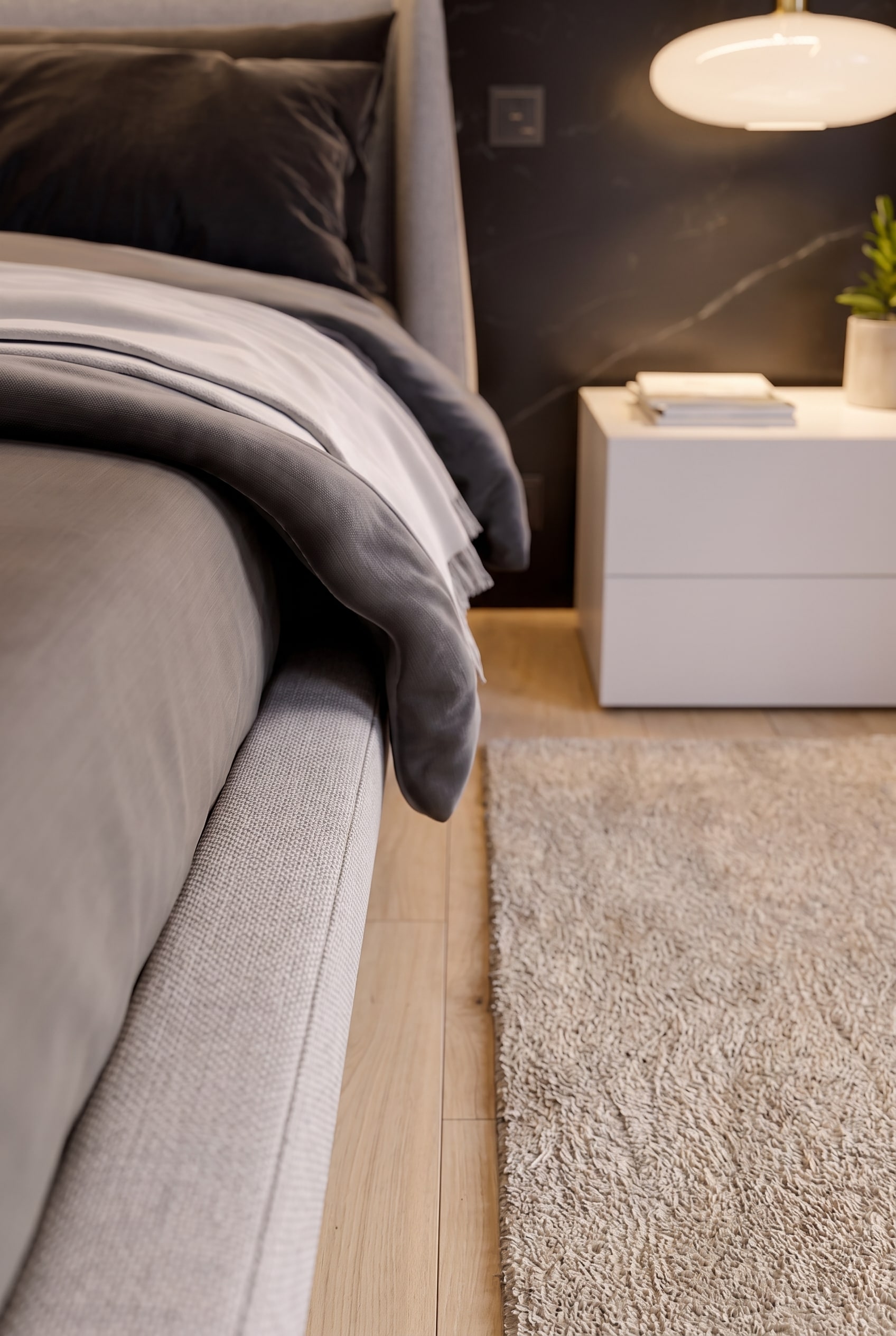 Detail einer fünf Zentimeter breiten Schattenfuge aus hellem Eichenholz zwischen einem eleganten Polsterbett und weichem Teppichläufer.