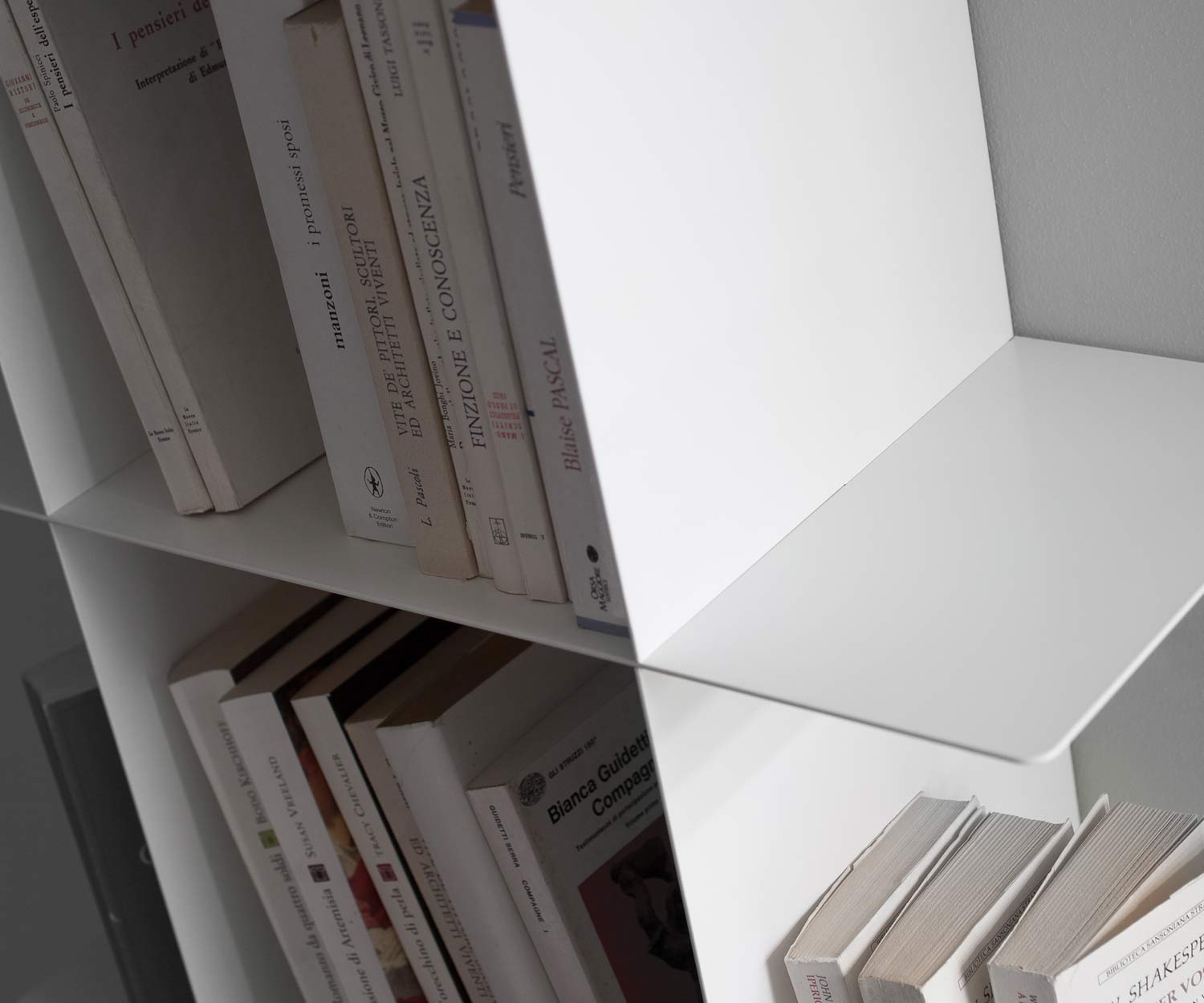 Hochwertiges Modul System MEME Design Bücherregal für die Wand aus Metall Hochwertiges Modul System MEME Design Bücherregal für die Wand aus Metall