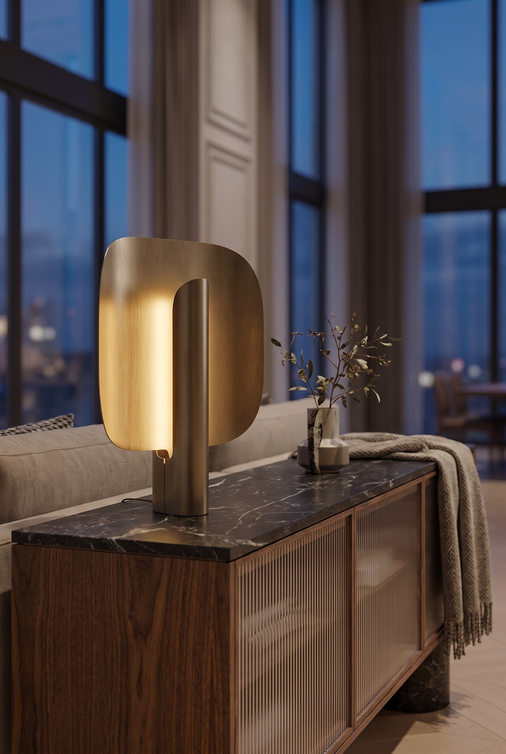 Luxuri&ouml;ses Wohnzimmer mit hohen Decken, skulpturaler Tischleuchte auf einem edlen Holz-Sideboard und indirektem Raumlicht