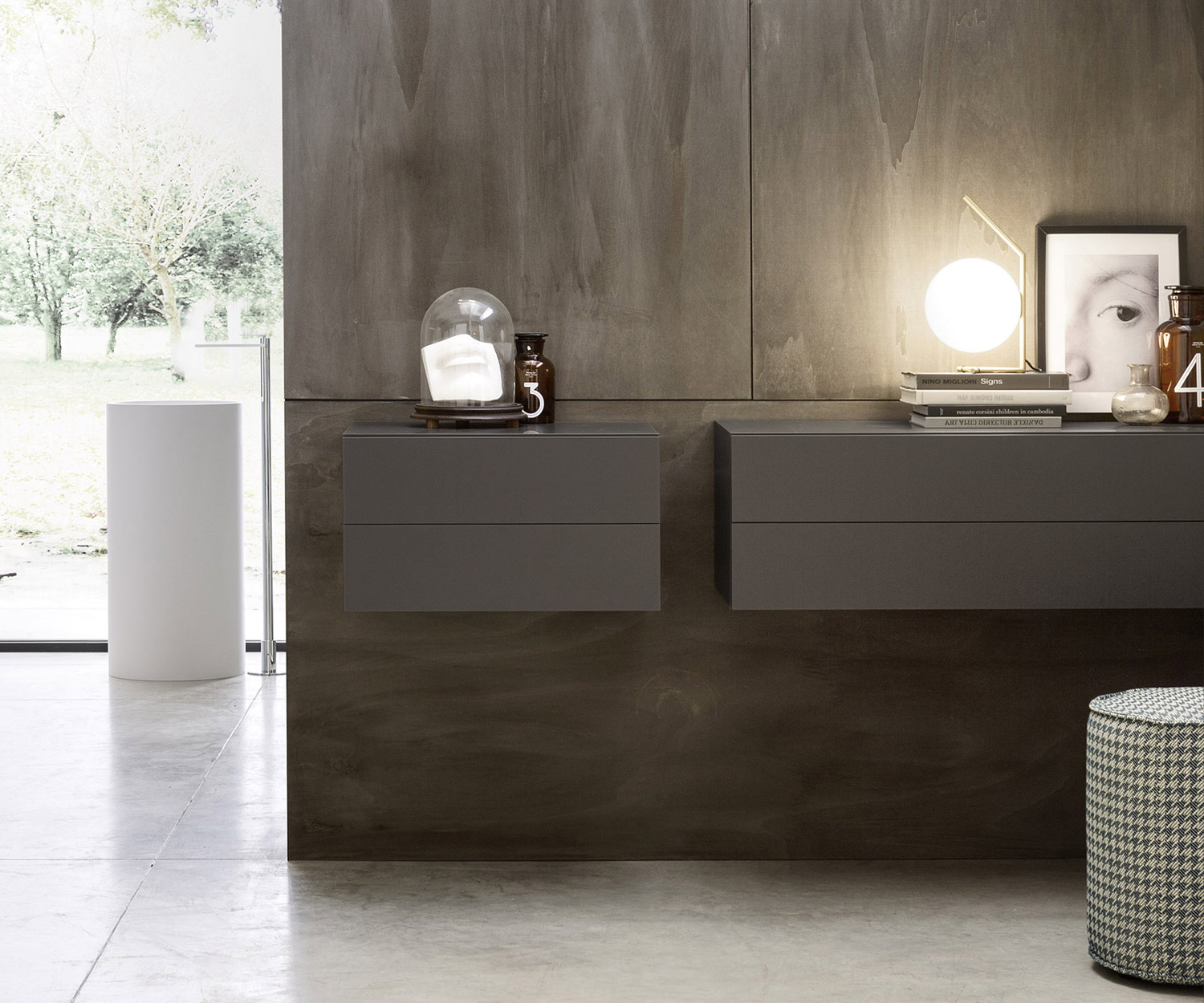 Easy 2 Commode suspendue Gris foncé Mat combinée avec la table de nuit Easy 2 Easy 2 Commode suspendue Gris foncé Mat combinée avec la table de nuit Easy 2