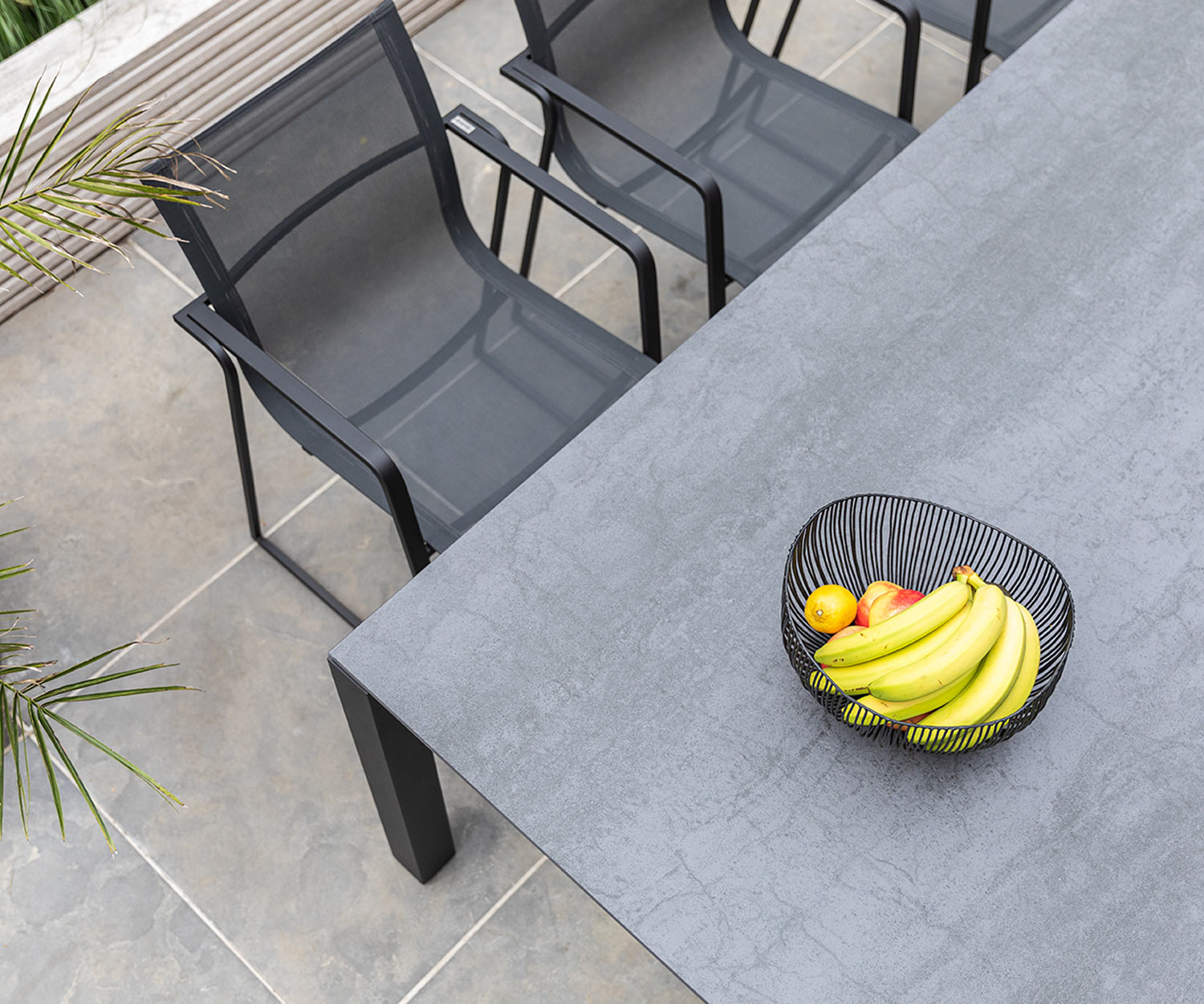 Muze Design chaise de jardin de Oasiq en détail d'en haut à la table de jardin sur le balcon