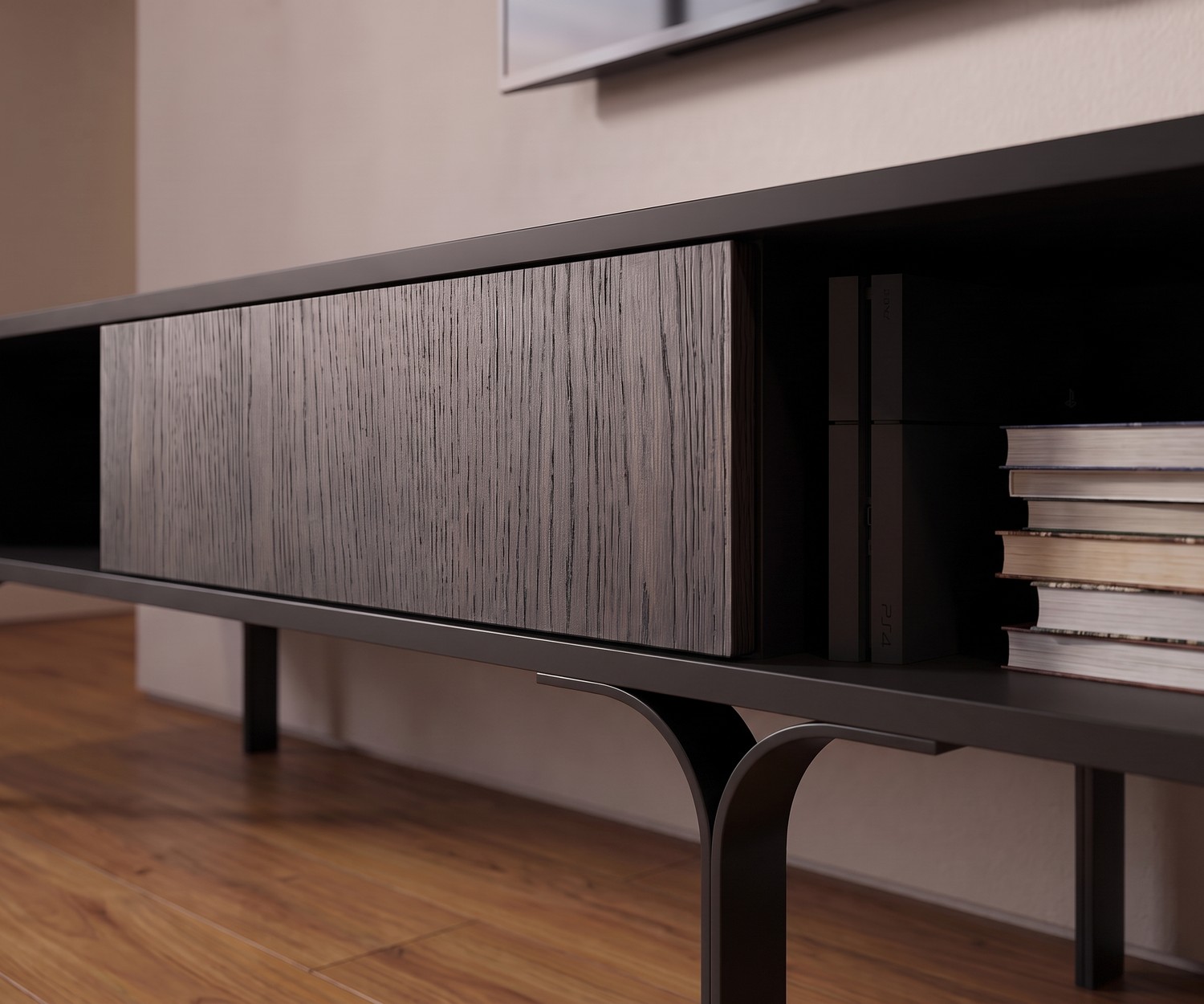 Meuble TV bas al2 Mobius 005 dans un salon moderne, banc TV en bois sombre avec pieds fins et étagères ouvertes.