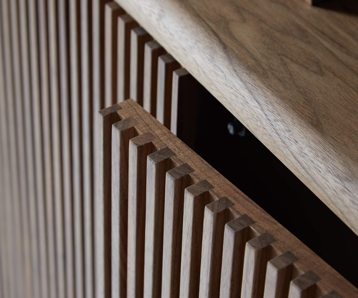 Design Highboard Detail mit geöffneter Lamellentür Walnuss Furnier