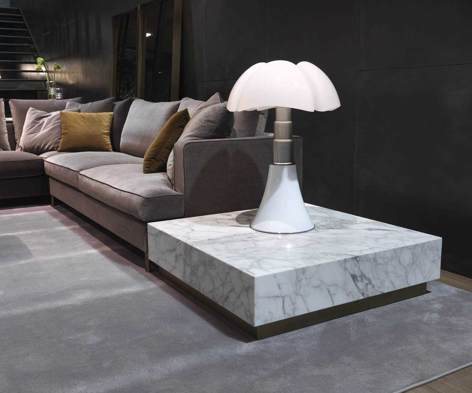 Table basse en marbre blanc Thor de Marelli à Carrare près du canapé dans le salon
