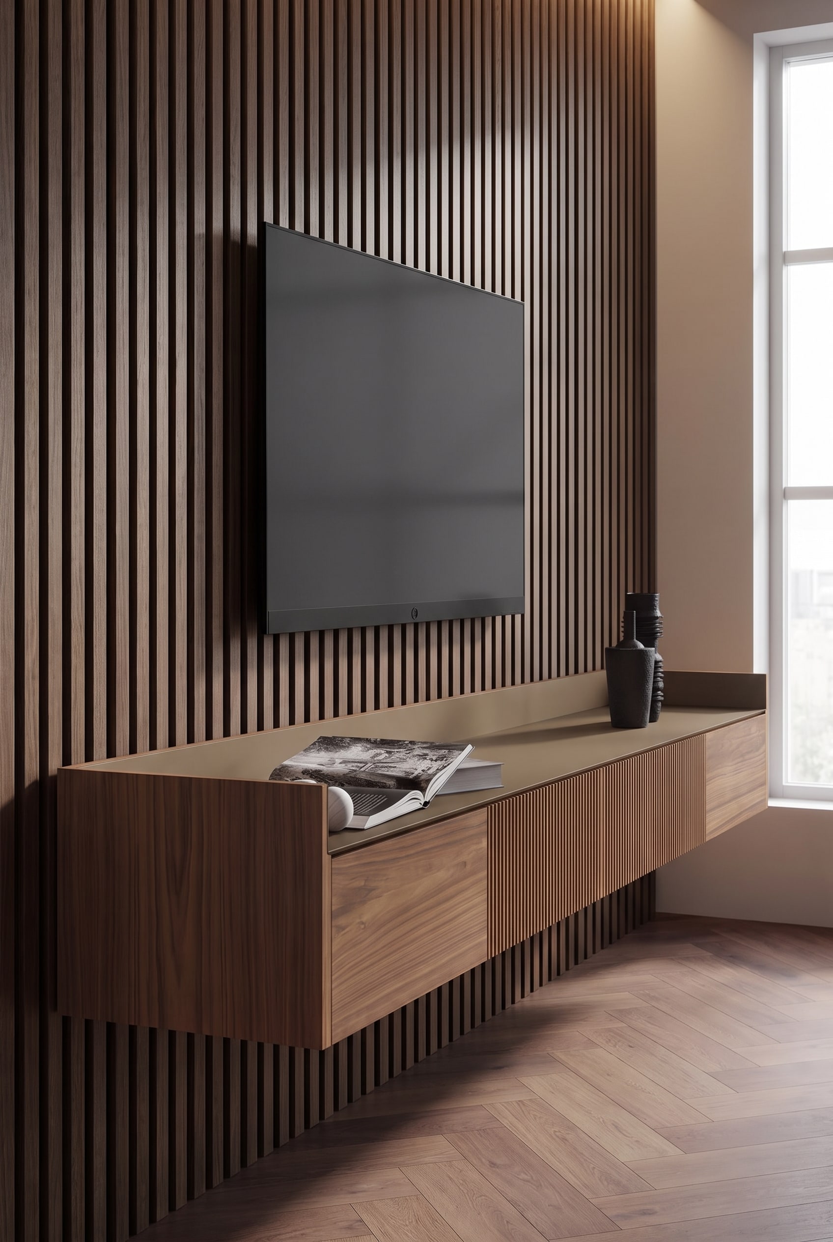 Wohnzimmer mit TV-Wand aus geriffelten Eichenholzlamellen, an der das schwebende Punt Stockholm Slim Wand TV Sideboard mit beigefarbenen Mattlack-Fronten montiert ist.