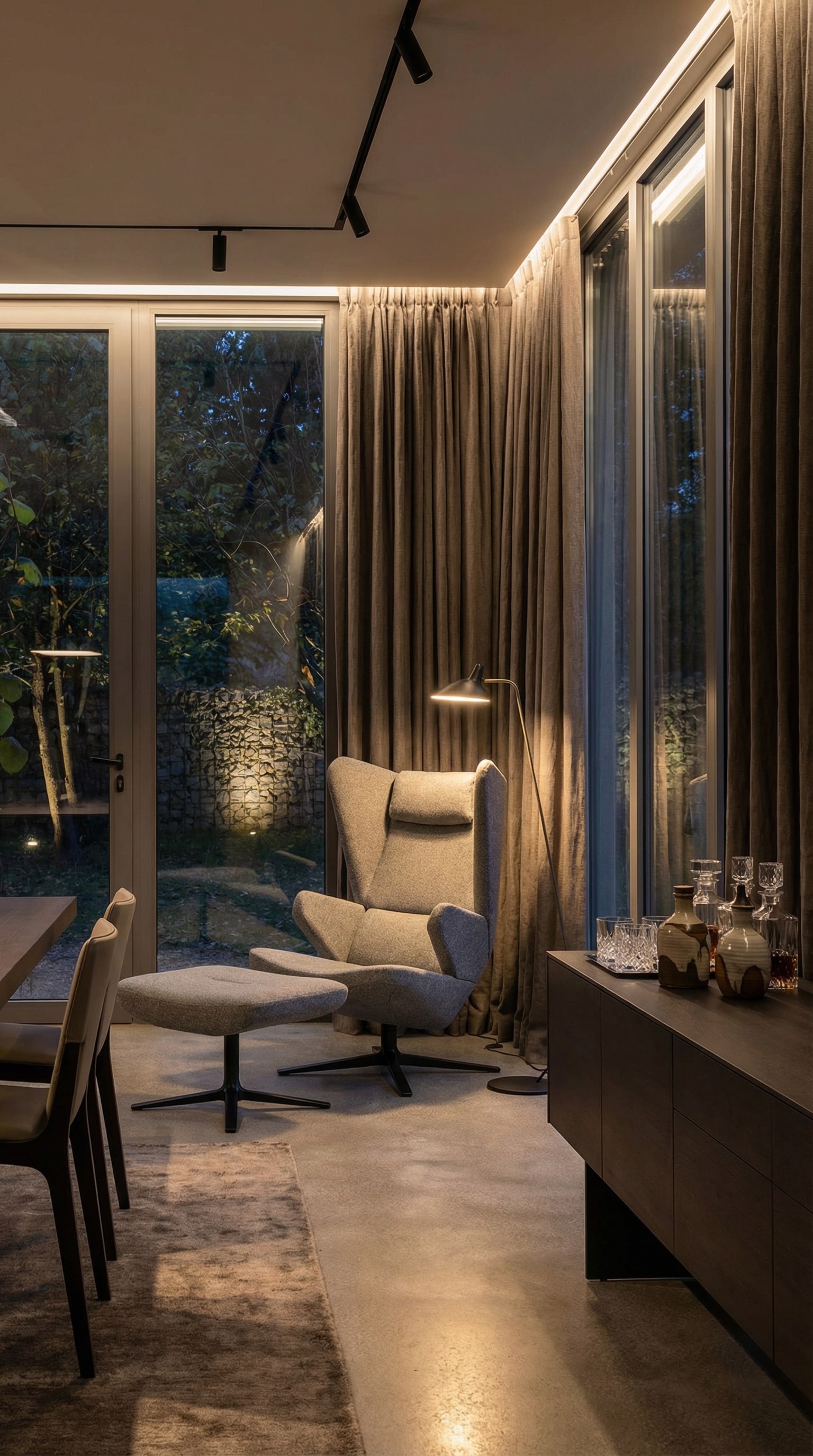 Fauteuil Prostoria Trifidae en gris avec son pouf assorti dans un espace de vie moderne Fauteuil Prostoria Trifidae en gris avec son pouf assorti dans un espace de vie moderne