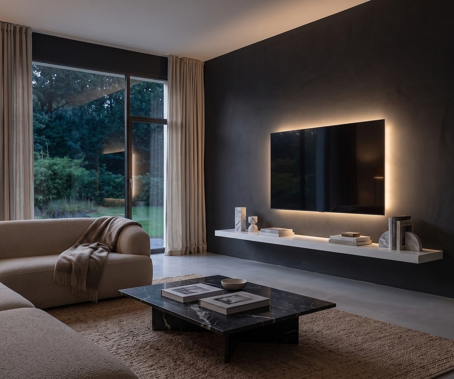 Schwebendes Livitalia TV Wandboard in Weiß Livitalia TV Wandboard in Weiß als schwebendes Regal unter dem Fernseher in einem modern gestalteten, dunklen Wohnzimmer.