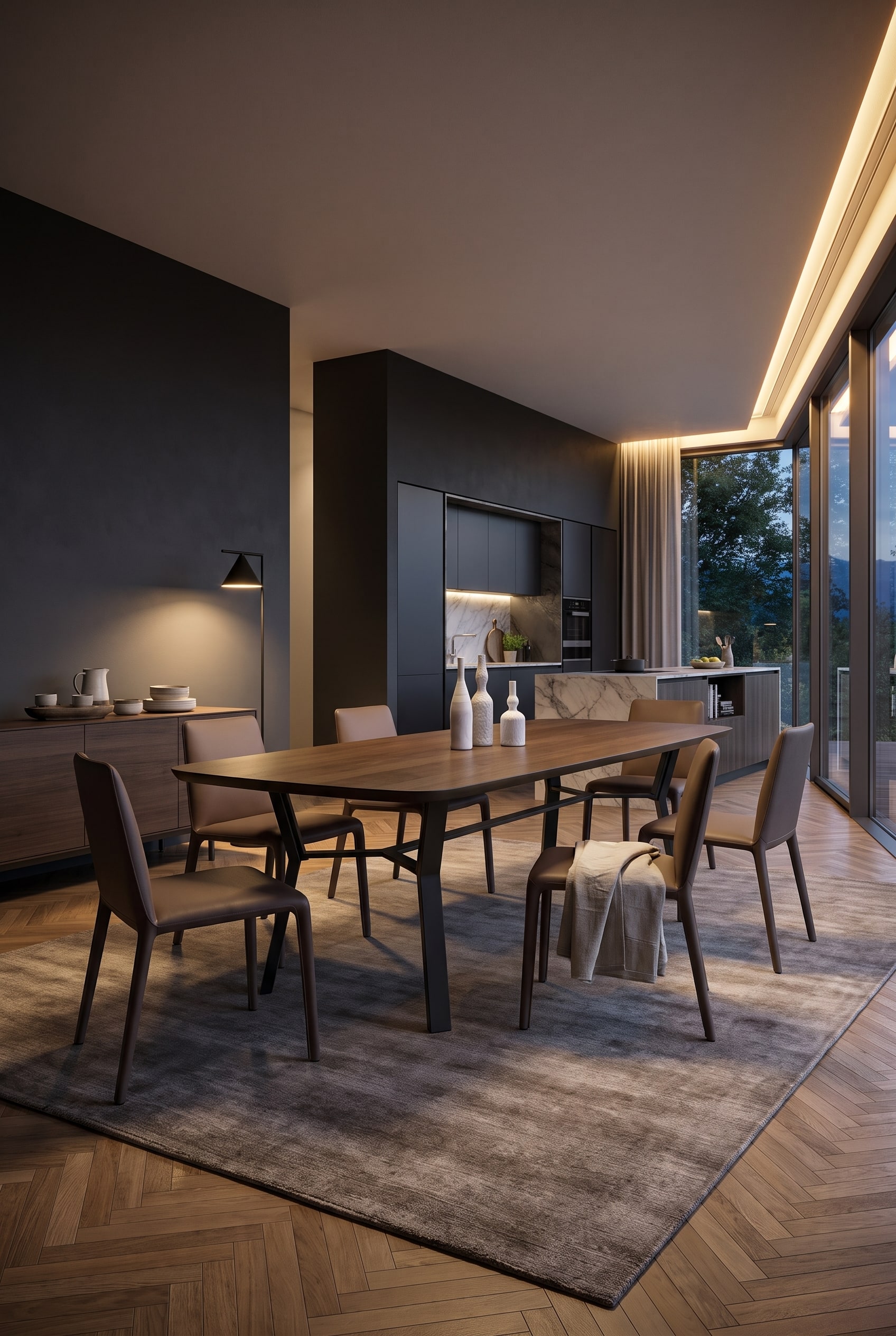 Dunkles, dramatisches Esszimmer mit Esstisch aus Holz, filigranen, abgewinkelten Metallbeinen und braunen Lederst&uuml;hlen