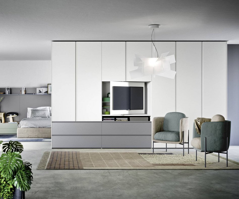 Der Novamobili Kleiderschrank Gola bietet ein TV-Fach für das Schlafzimmer