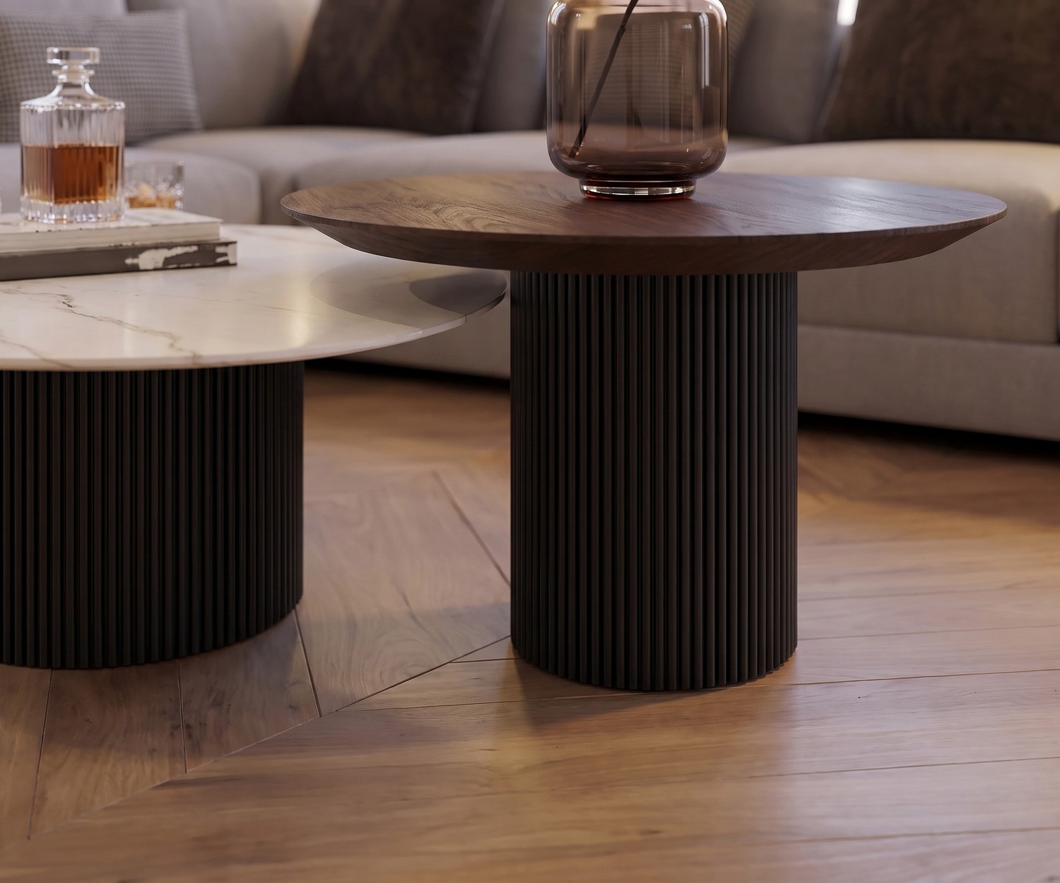 Couchtisch fürs Wohnzimmer al2 dakry 006 im eleganten Set aus Keramik und Holz vor modernem grauem Ecksofa.