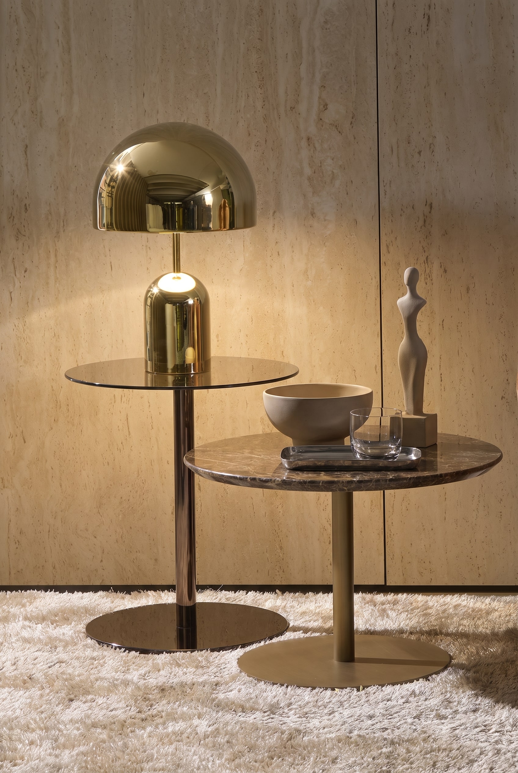 Table d'appoint Marelli Break &eacute;l&eacute;gamment d&eacute;cor&eacute;e avec un groupe asym&eacute;trique de trois &eacute;l&eacute;ments : plateau, bol et sculpture